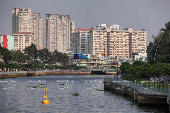 Vẻ đẹp hiện đại của các đô thị mới ngày càng xuất hiện nhiều bên bờ kênh Nhiêu Lộc - Thị Nghè. (Ảnh: Nguyễn Luân)