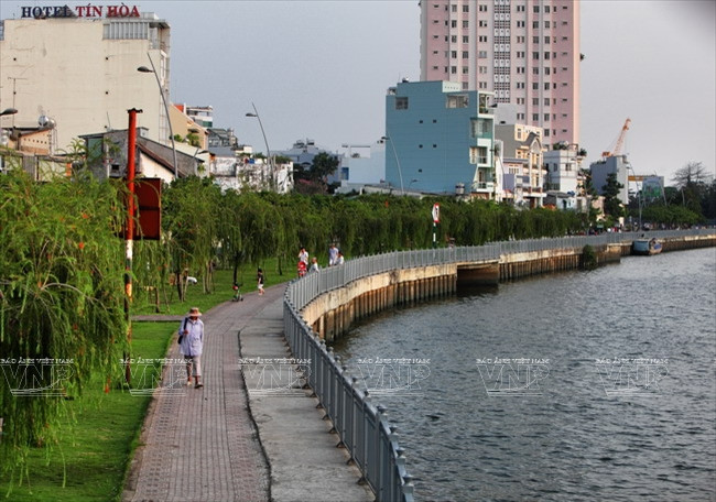 Những hàng cây xanh rợp bóng mát hai bên bờ kênh. (Ảnh: Nguyễn Luân)