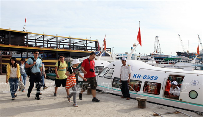 Những chiếc tàu đưa du khách từ bến cảng Vinpearl ra thăm đảo Yến. (Ảnh: Tất Sơn)