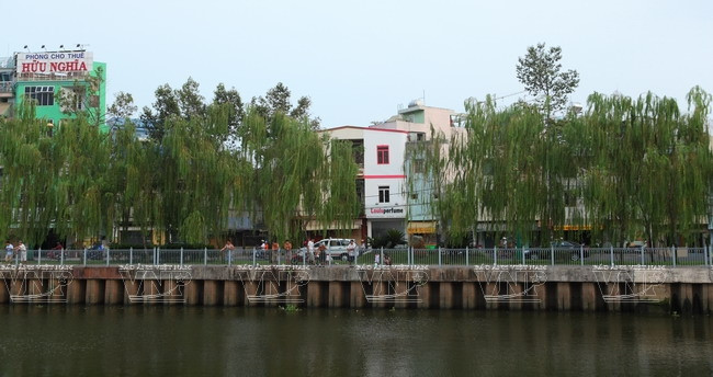 Một đoạn kênh Nhiêu Lộc - Thị Nghè ở khu vực quận 3. (Ảnh: Nguyễn Luân)