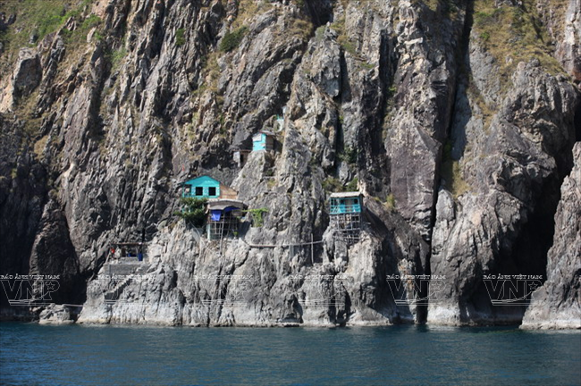 Những ngôi nhà được dựng cheo leo trên vách núi của công nhân khai thác tổ Yến. (Ảnh: Tất Sơn)