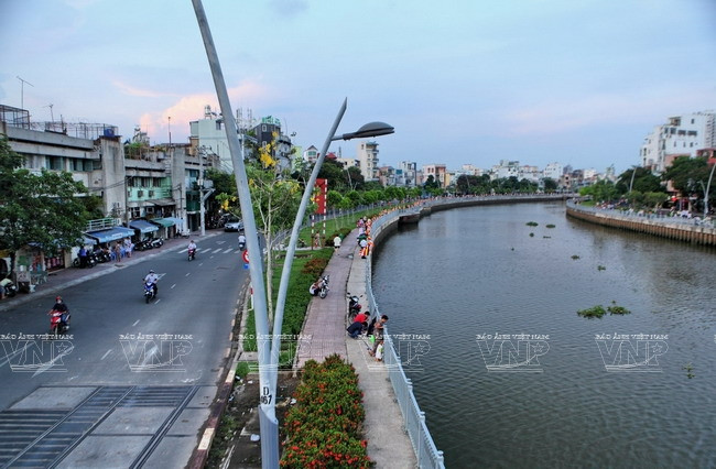 Chạy dọc hai bờ kênh là hai tuyến đường Hoàng Sa-Trường Sa. (Ảnh: Nguyễn Luân)