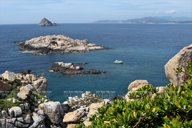 Từ hòn Nội du khách có thể ngắm được hòn Sam và hòn Ngoại. (Ảnh: Tất Sơn)