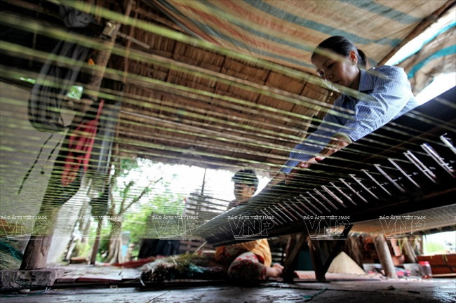 Công đoạn dệt thường cần 2 người phối hợp với nhau nhịp nhàng.