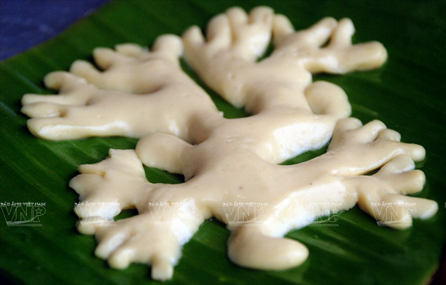 Chiếc bánh củ gừng hoàn chỉnh sau khi được nặn từ bột. (Ảnh: Quỳnh Anh)