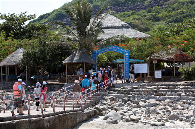 Trong hành trình ra thăm đảo Yến, du khách có thể dừng chân ghé thăm hòn Mun. (Ảnh: Tất Sơn)