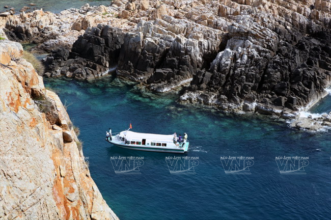 Tàu đưa du khách len qua những khe đá của các đảo có yến làm tổ. (Ảnh: Tất Sơn)