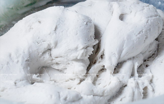 Bột gạo nếp được chuẩn bị sẵn để làm bánh củ gừng. (Ảnh: Quỳnh Anh)