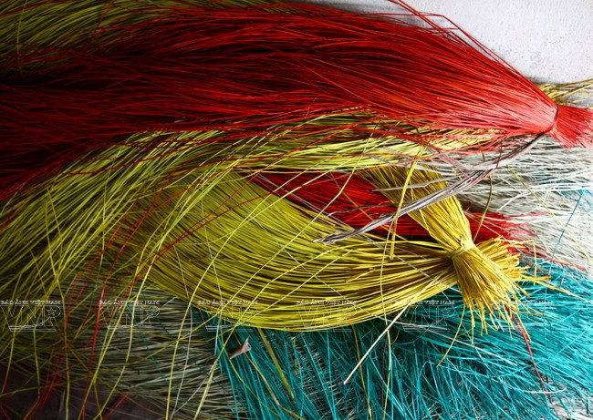 Người thợ chuốt, sắp xếp từng sợi lác theo từng màu trước khi vào go.