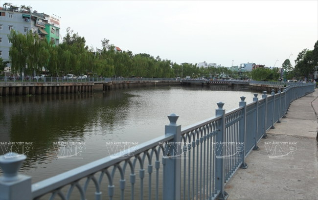 Lan can bảo vệ an toàn được thiết kế dọc theo hai bờ kênh với vẻ đẹp hài hòa. (Ảnh: Nguyễn Luân)