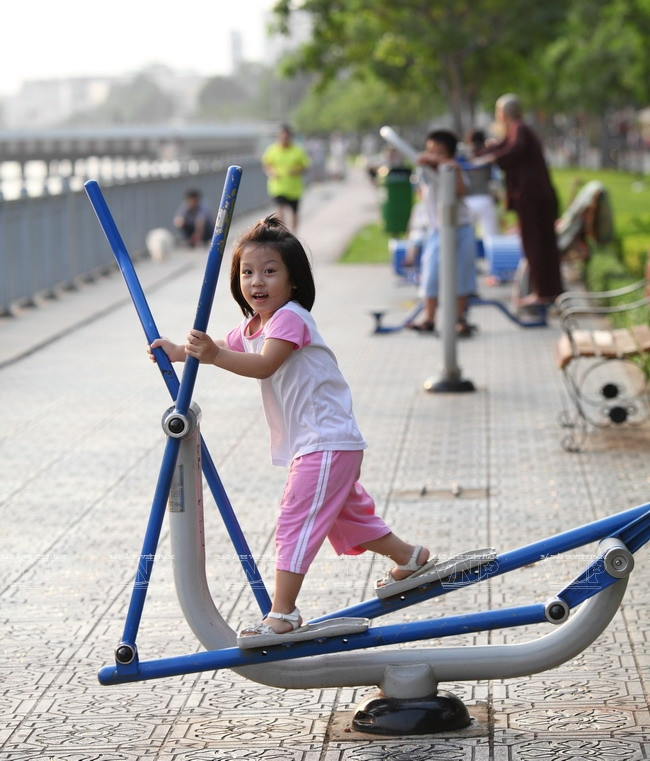 Nhiều thiết bị tập thể dục được lắp đặt hai bên bờ kênh giúp cho người dân có điều kiện luyện tập thể thao, nâng cao sức khỏe. (Ảnh: Nguyễn Luân)