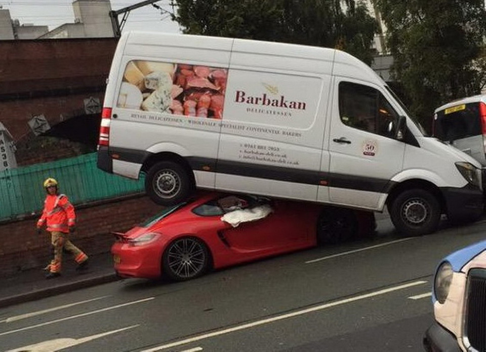 Tài xế chiếc xe sang Porsche đã mắc kẹt trong chiếc xe sau khi tai nạn xảy ra. (Nguồn: manchestereveningnews)