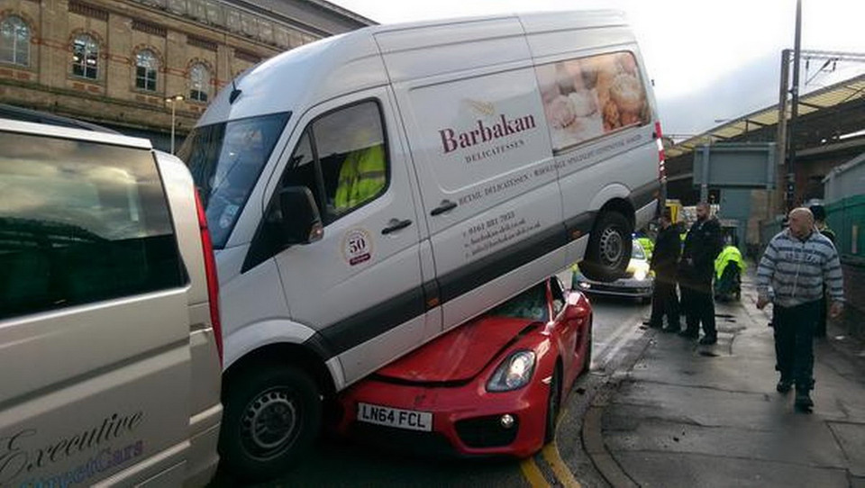 Cảnh sát cho biết không ai bị thương nặng sau vụ tai nạn. (Nguồn: manchestereveningnews)