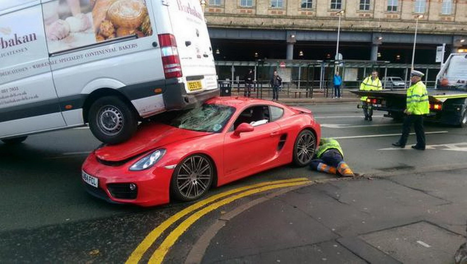 Rất nhiều người đi đường đã dừng lại và tỏ vẻ tiếc nuối cho chiếc Porsche màu đỏ. (Nguồn: manchestereveningnews)