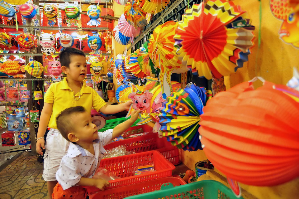 Trẻ em thích thú trước những chiếc đèn màu rực rỡ ở Phố Lồng đèn tại đường Phú Định, Quận 5. (Ảnh: An Hiếu/TTXVN) 
