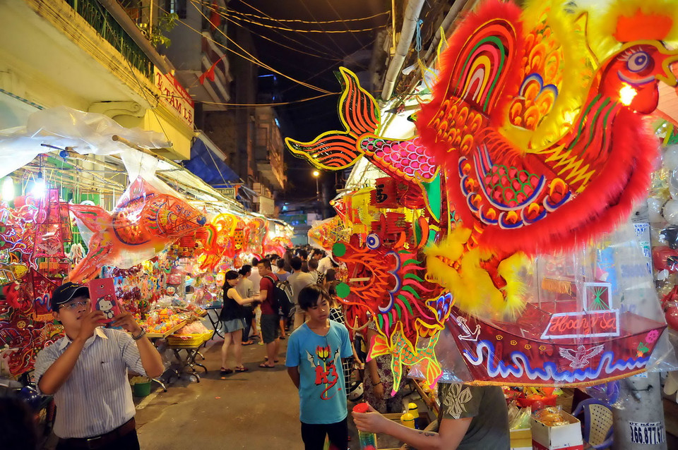 Đèn lồng truyền thống được bày bán tại đường Lương Nhữ Học, Quận 5. (Ảnh: An Hiếu/TTXVN)