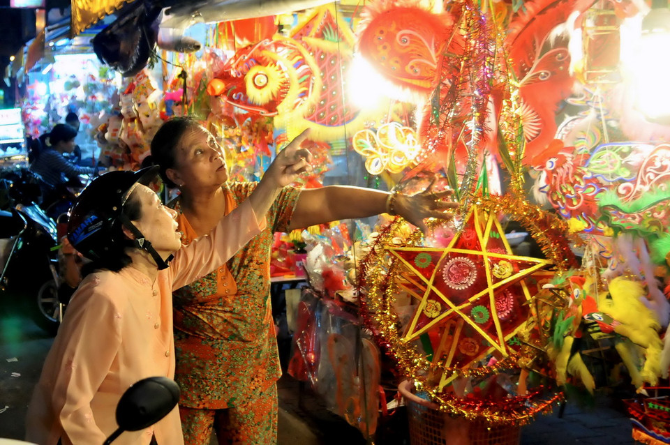  Vào mỗi dịp Tết Trung Thu, phố Lồng đèn tại đường Lương Nhữ Học, Phú Định và Hải Thượng Lãn Ông lại sôi động, rực rỡ sắc màu với nhiều nhiều dãy đèn lồng và đồ chơi. (Ảnh: An Hiếu/TTXVN)