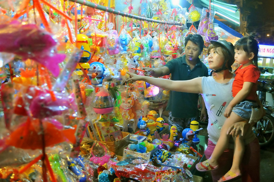 Người dân Thành phố Hồ Chí Minh tham quan, mua sắm đèn lồng tại đường Lương Nhữ Học. (Ảnh: An Hiếu/TTXVN)