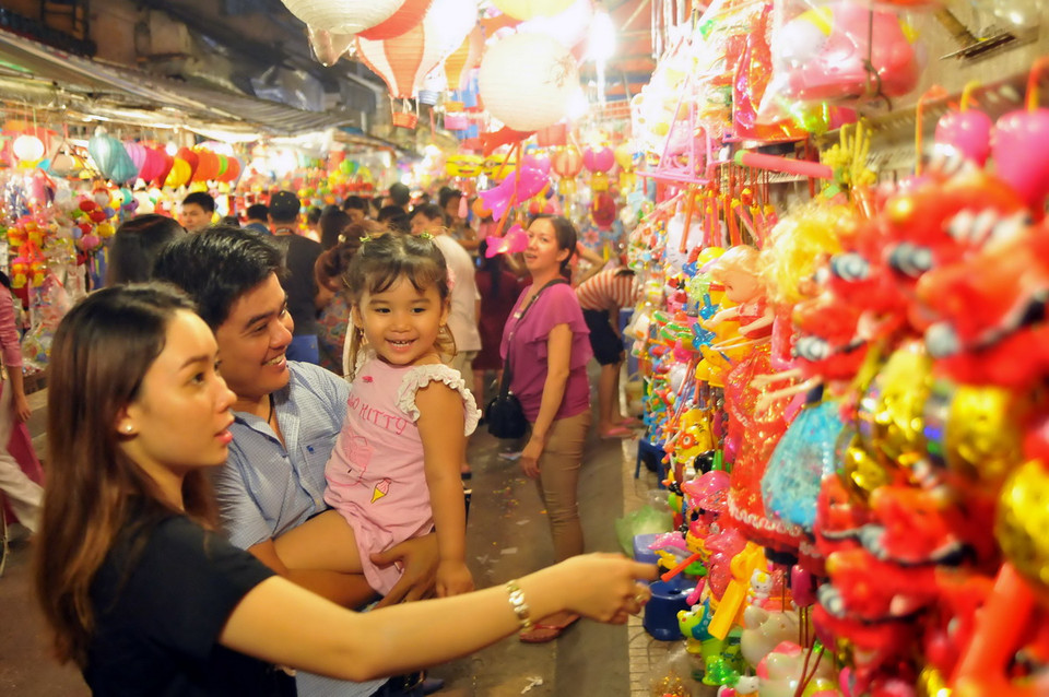 Người dân tham quan, mua sắm đèn lồng tại đường Phú Định, Quận 5. (Ảnh: An Hiếu/TTXVN)