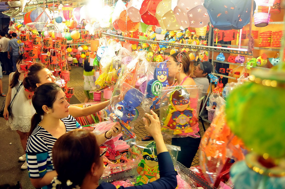 Người dân Thành phố Hồ Chí Minh tham quan, mua sắm đèn lồng tại đường Lương Nhữ Học. (Ảnh: An Hiếu/TTXVN)