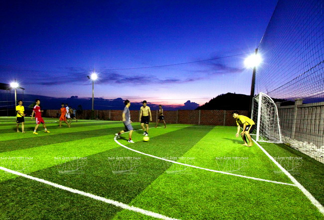 Kể từ khi có điện, mọi hoạt động vui chơi giải trí trên đảo Lý Sơn cũng trở nên sôi động hơn. (Ảnh: Ngọc Hà)