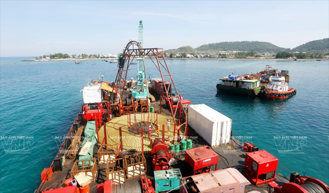 Nhà thầu đã đưa sà lan dài 72m, rộng 21m, trọng tải hơn 5.000 tấn từ Singapore về Việt Nam phục vụ thi công kéo cáp ngầm xuyên biển ra huyện đảo Lý Sơn (Ảnh: Thông Thiện)