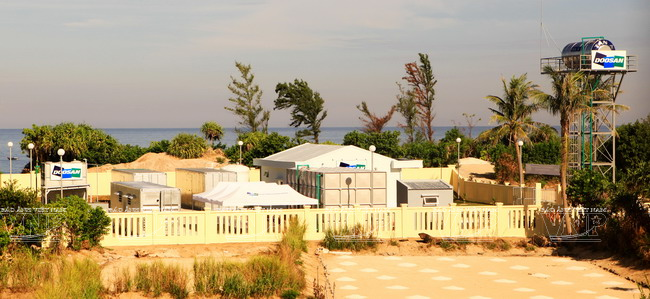 Sắp tới Nhà máy lọc nước biển thành nước ngọt ở đảo Bé (cách đảo Lý Sơn khoảng 5km) cũng sẽ giảm được chi phí sản xuất khi tỉnh Quảng Ngãi đầu tư tuyến cáp ngầm từ đảo Lý Sơn sang đảo Bé. (Ảnh: Thông Thiện)