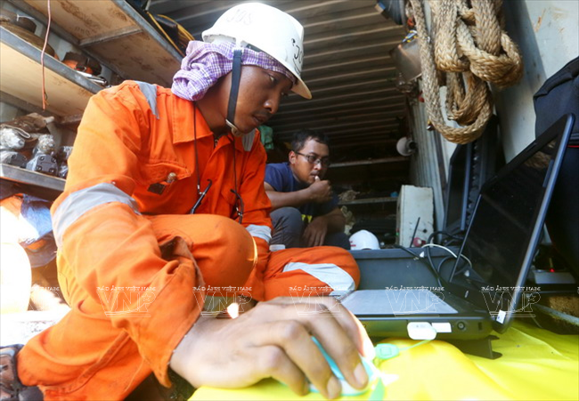 Liên danh nhà thầu Prysmian - Thái Dương bố trí hơn 80 kỹ sư, công nhân cùng nhiều máy móc thiết bị hiện đại để thi công tuyến cáp ngầm vượt biển ra Lý Sơn. (Ảnh: Thông Thiện)