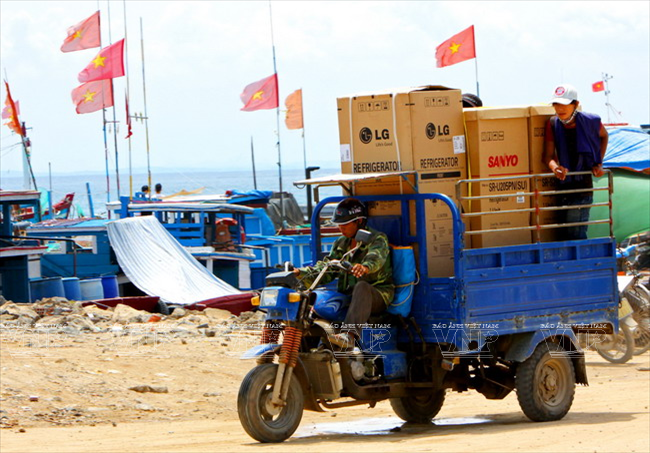 Người dân Lý Sơn phấn khởi mua sắm nhiều thiết bị điện để phục vụ cho nhu cầu của cuộc sống. (Ảnh: Ngọc Hà)