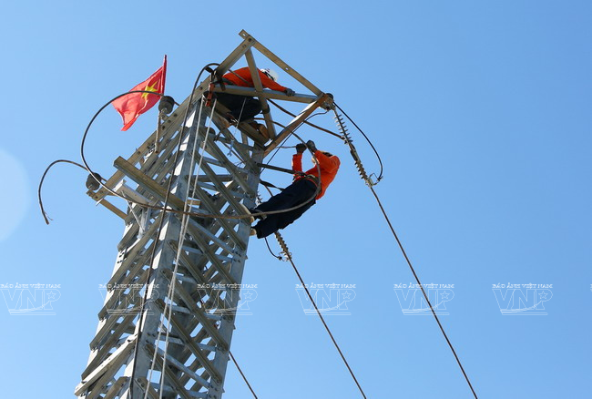 Gần 3 km đường dây trên không và hơn 4.200 công tơ điện được triển khai lắp đặt đồng bộ trên đảo Lý Sơn để đưa điện về phục vụ đời sống của người dân. (Ảnh: Thông Thiện) 