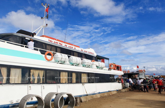 TÀu cao tốc đưa khách du lịch ra tham quan huyện đảo Lý Sơn. (Ảnh: Thông Thiện)