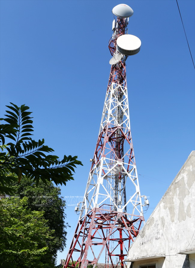 Khi điện về huyện đảo, hệ thống hạ tầng viễn thông cũng được Nhà nước đầu tư đồng bộ trên huyện đảo Lý Sơn. (Ảnh: Thông Thiện)