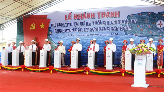 Thủ tướng Nguyễn Tấn Dũng dự Lễ khánh thành Dự án cấp điện từ hệ thống điện Quốc gia cho huyện đảo Lý Sơn bằng cáp ngầm. (Ảnh: Đăng Lâm)