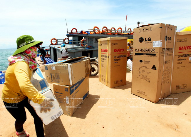 Những chuyến tàu đầy ắp các thiết bị điện dân dụng như tivi, tủ lạnh, máy điều hòa... được chở từ đất liền ra đảo Lý Sơn để phục vụ nhu cầu đời sống đang đổi thay nhanh chóng của người dân. (Ảnh: Ngọc Hà)