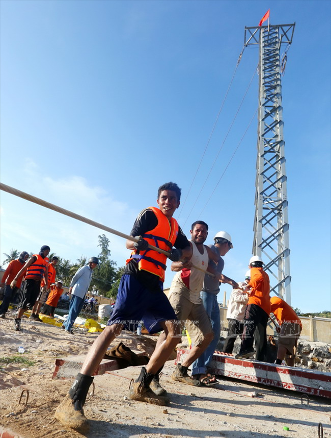 Những mét cáp cuối cùng đã nối bờ an toàn lên đảo Lý Sơn. (Ảnh: Thông Thiện)