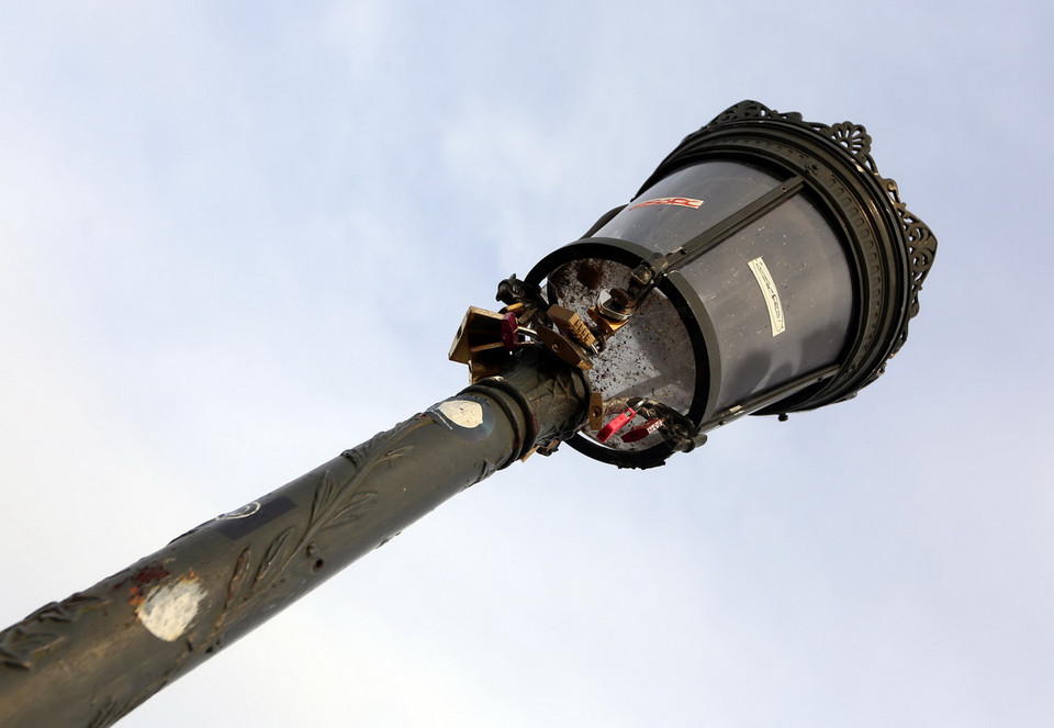 Những ổ khoá còn được móc lên cả các ngọn đèn trên cầu. (Ảnh: Huy Hùng/TTXVN)