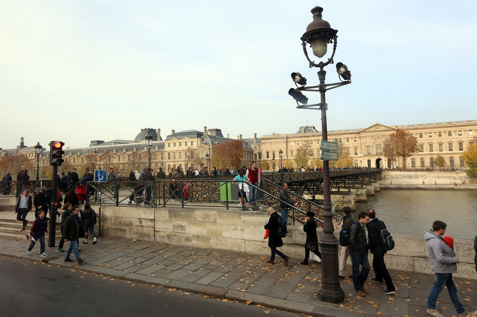 Cây cầu "Khoá tình yêu". (Ảnh: Huy Hùng/TTXVN)