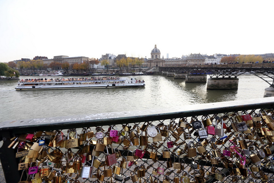 Cầu Pont des Arts nối liền Bảo tàng Louvre với Viện Hàn lâm Pháp. (Ảnh: Huy Hùng/TTXVN)