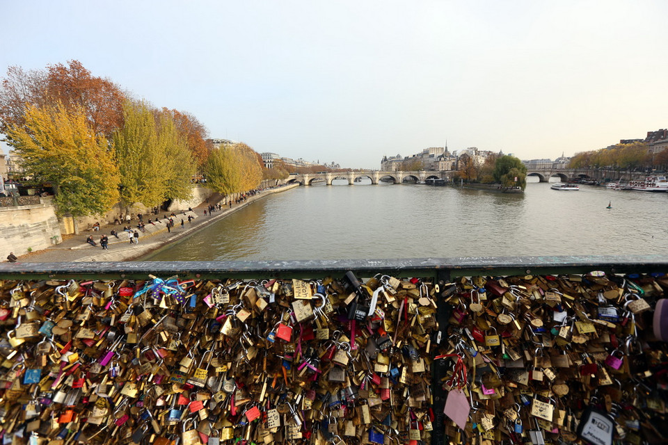 Ðây là cây cầu bằng kim loại đầu tiên hiện diện ở Paris. (Ảnh: Huy Hùng/TTXVN)