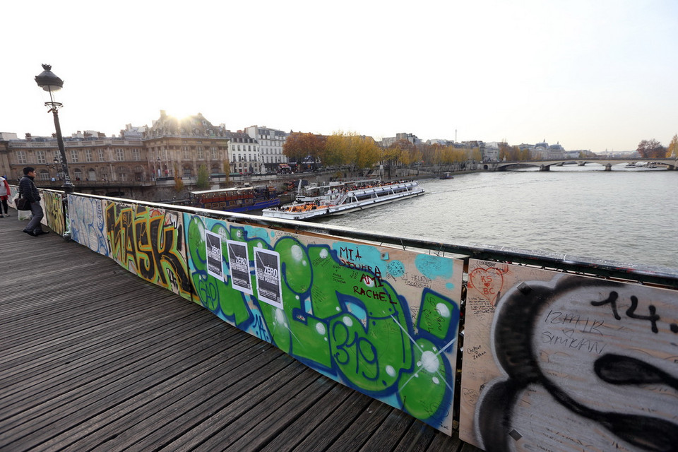 Các tấm ván được gắn vào chấn song của cầu Pont des Arts, nhằm ngăn không cho các cặp tình nhân gắn khóa lên cầu để thể hiện tình yêu của họ. (Ảnh: Huy Hùng/TTXVN)