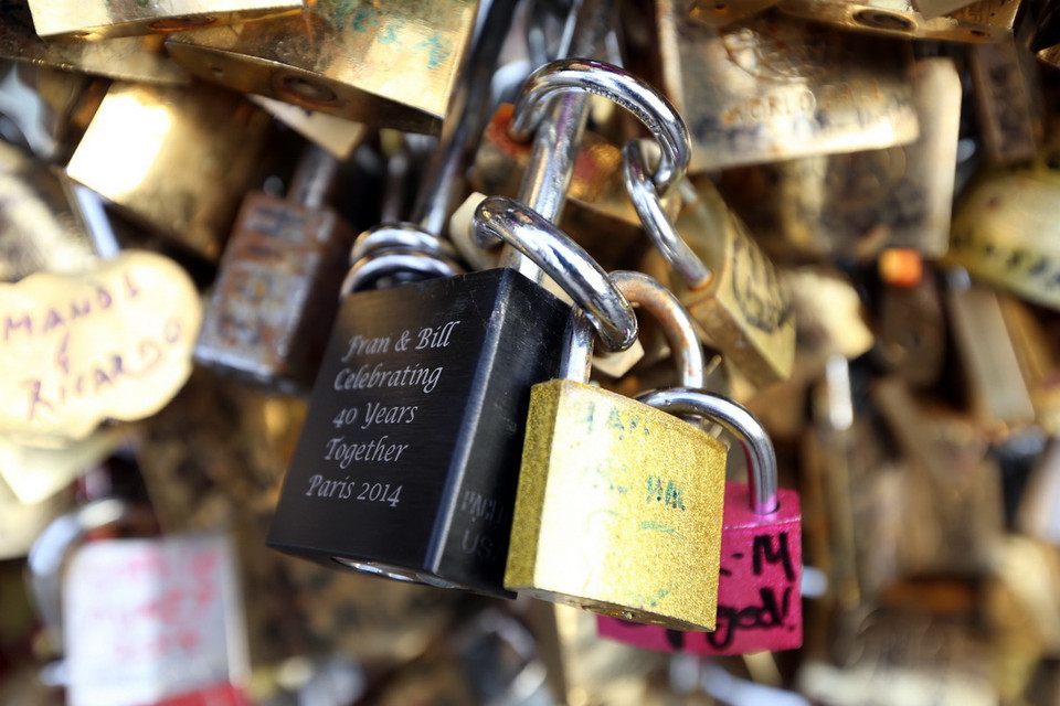 Cầu Pont des Arts lưu giữ vô số ổ khoá của các đôi tình nhân từ khắp nơi trên thế giới. (Ảnh: Huy Hùng/TTXVN)