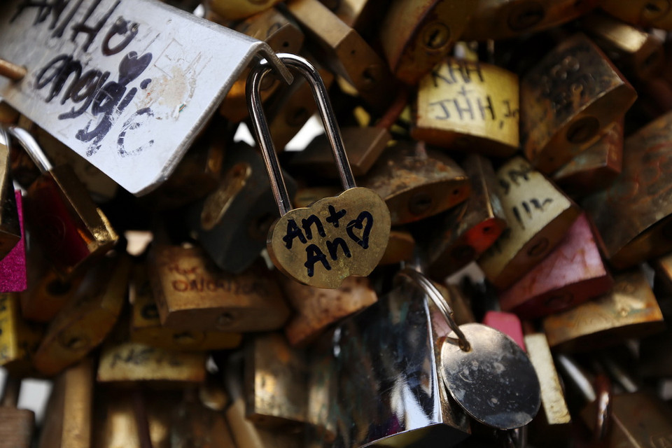  Những ổ khoá của các đôi tình nhân từ khắp nơi trên thế giới có mặt tại các cây cầu ở Paris, trong đó nhiều nhất là trên cầu Pont des Arts. (Ảnh: Huy Hùng/TTXVN)