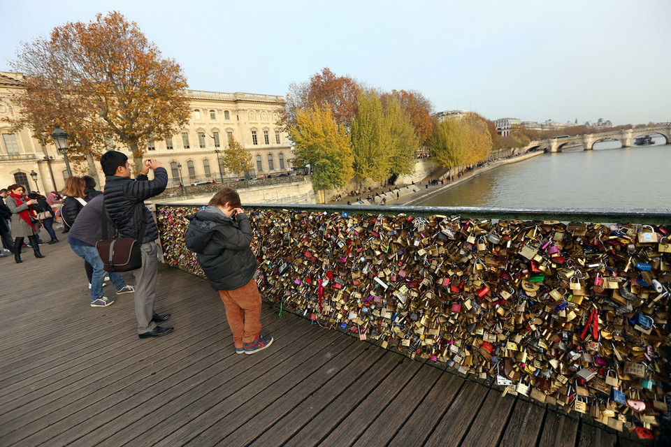 Giới chức trách thành phố Paris đã kêu gọi các đôi yêu nhau chỉ nên chụp ảnh thay vì gắn khóa tình yêu lên cầu. (Ảnh: Huy Hùng/TTXVN)