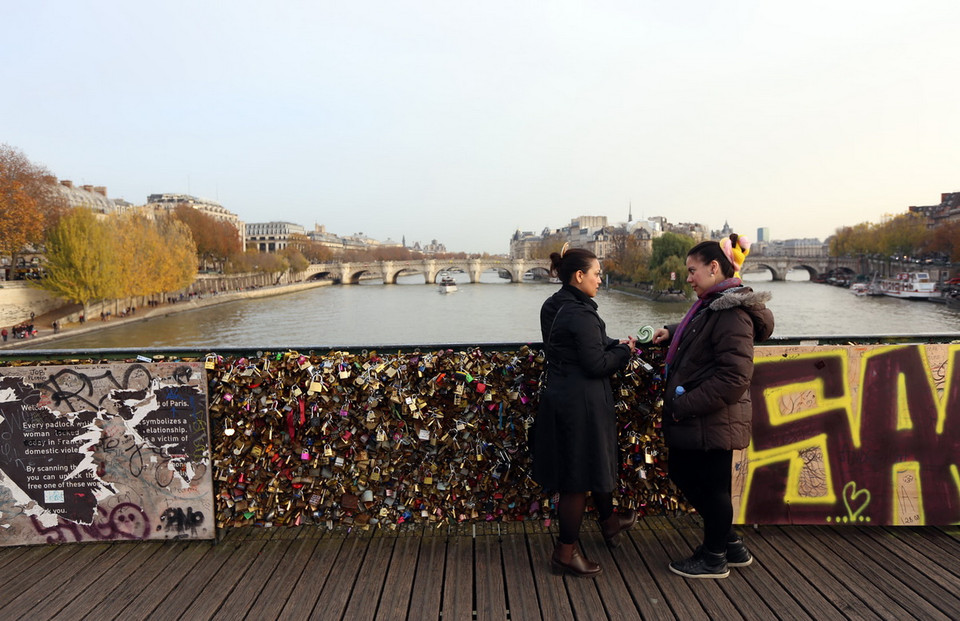 Chính quyền Paris đã lắp ván nhựa thử nghiệm vào chấn song của cầu để ngăn cản việc treo khóa tình yêu. (Ảnh: Huy Hùng/TTXVN)