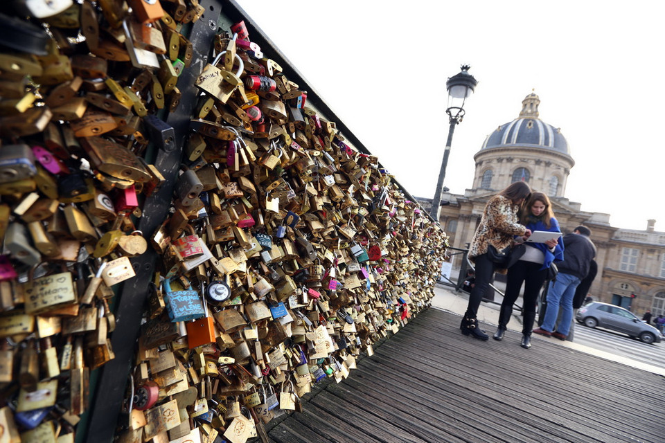 Cầu Pont des Arts nối liền Bảo tàng Louvre với Viện Hàn lâm Pháp. (Ảnh: Huy Hùng/TTXVN)