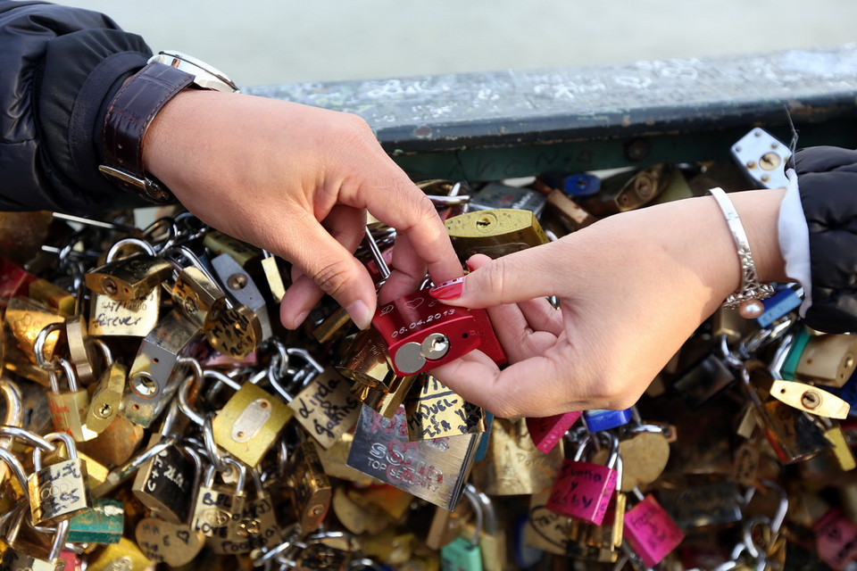  Người ta ước tính, trong dịp hè 2014, du khách từ khắp nơi trên thế giới đã gắn hơn 700.000 “khóa tình yêu” vào các cây cầu ở Paris. (Ảnh: Huy Hùng/TTXVN)