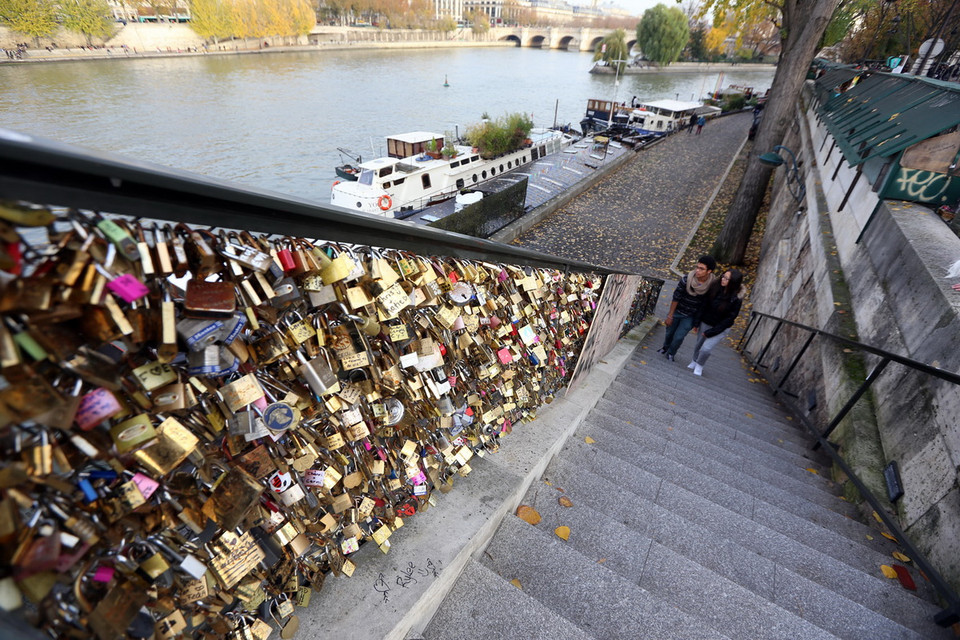 Cây cầu "Khoá tình yêu". (Ảnh: Huy Hùng/TTXVN)