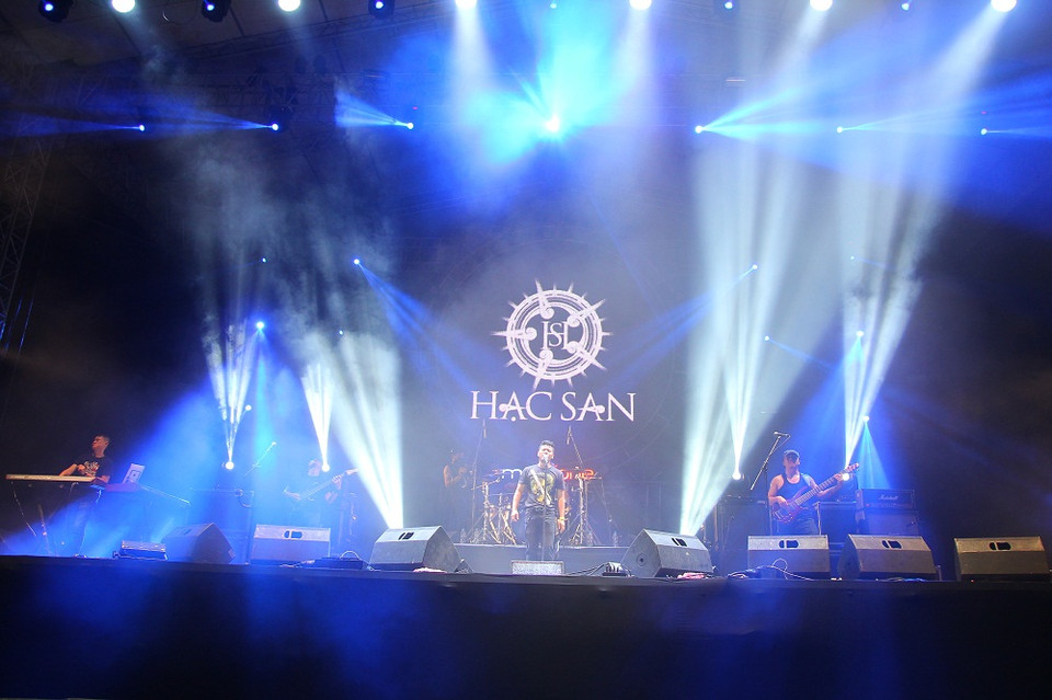 Nhóm Hạc San khép lại phần trình diễn của mình bằng Sét đánh ngang trời với màn solo guitar đầy ấn tượng. (Ảnh: Ban tổ chức)