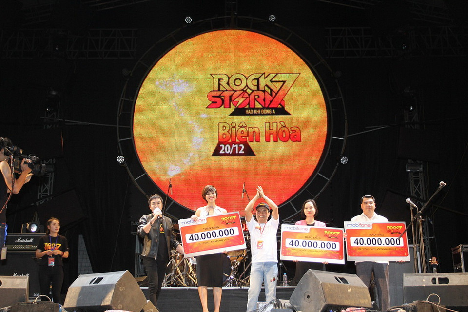 Ban tổ chức trao tiền từ thiện. (Ảnh: Ban tổ chức)