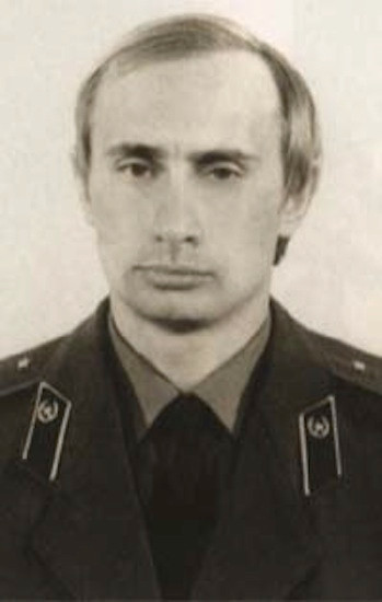 Vladimir Putin trong bộ đồng phục KGB. (Nguồn: putin.kremlin.ru)